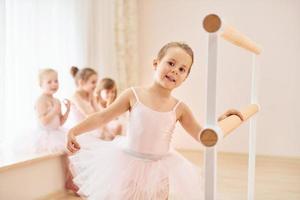 pendente su il di legno In piedi. poco ballerine preparazione per prestazione foto