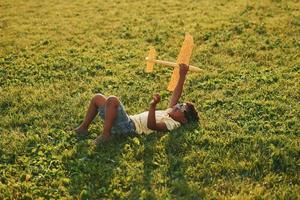 bellissimo estate giorno. africano americano ragazzo avere divertimento su il campo foto