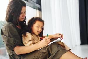 madre e sua figlia la spesa tempo insieme a casa foto