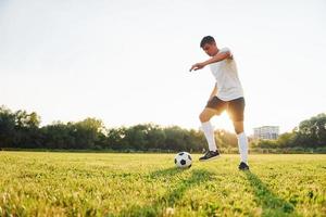 uno persona solo. giovane calcio giocatore avere formazione su il allegro campo foto