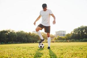 uno persona solo. giovane calcio giocatore avere formazione su il allegro campo foto