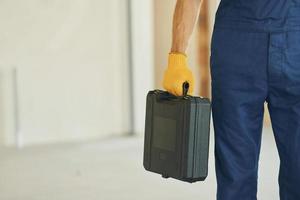 vicino su Visualizza. giovane uomo Lavorando nel uniforme a costruzione a giorno foto