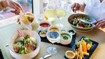 due persone che mangiano il pranzo foto