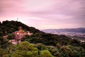 taipei, taiwan, 2020 - santuario su una montagna al tramonto foto