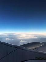 vista di un cielo azzurro e nuvole da un aeroplano foto