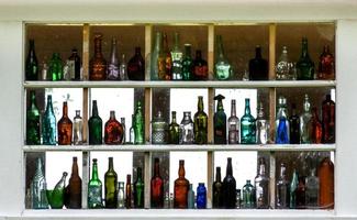 molti vuoto colorato bicchiere bottiglie visualizzato dentro un' finestra foto