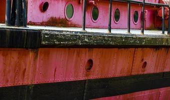 oblò e ponte su un vecchio rosso arrugginito barca foto