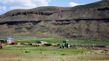 deserto azienda agricola nel un' valle con verde erba e un' roccioso scogliera foto