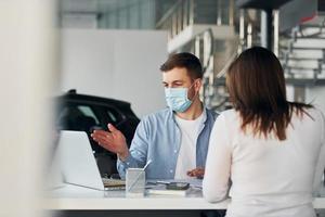 donna ricevere Aiuto di lavoratore. giovane uomo nel bianca camicia e blu giacca è in casa foto