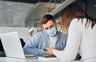 donna ricevere Aiuto di lavoratore. giovane uomo nel bianca camicia e blu giacca è in casa foto