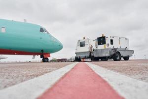 veicolo qui vicino. turboelica aereo parcheggiata su il pista di decollo a giorno foto