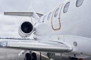 vicino su Visualizza. turboelica aereo parcheggiata su il pista di decollo a giorno foto