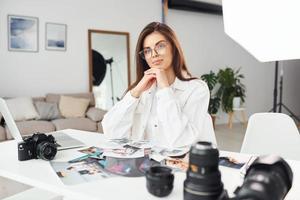 femmina fotografo nel casuale Abiti è Lavorando in casa a giorno foto