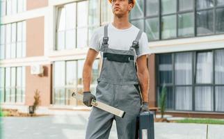 pronto per opera. giovane uomo nel uniforme a costruzione a giorno foto