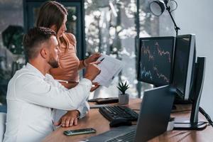 uomo nel formale Abiti è con donna nel il ufficio foto