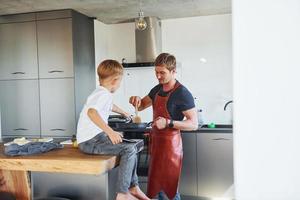 preparazione alcuni cibo. padre e figlio è in casa a casa insieme foto