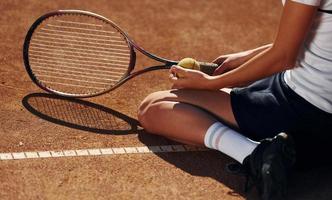 su il terra. femmina tennis giocatore è su il Tribunale a giorno foto