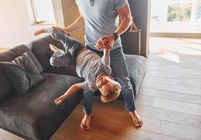 positivo emozioni. padre e figlio è in casa a casa insieme foto