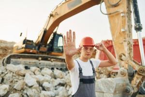 occupato giorno. lavoratore nel professionale uniforme è su il prestito fossa foto