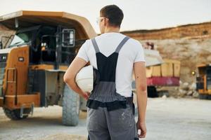 posteriore Visualizza. lavoratore nel professionale uniforme è su il prestito fossa a giorno foto