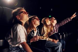 interessante film. gruppo di bambini seduta nel cinema foto