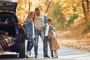 allegro le persone. contento famiglia è nel il parco a autunno tempo insieme foto