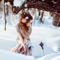 bellissimo ragazza nel il inverno foresta foto