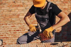 costruzione lavoratore nel uniforme e sicurezza attrezzatura avere lavoro su edificio foto