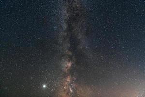 fantastico Visualizza di notte stellato cielo con mily modo galassia. concezione di spazio foto