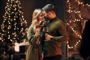 sincero emozioni e sentimenti. giovane bello coppia avere romantico cena in casa insieme foto