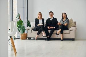 gruppo di persone nel ufficiale formale Abiti quello è in casa nel il ufficio foto