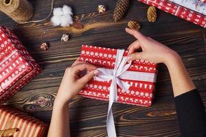 ragazza fabbricazione regalo scatola. superiore Visualizza di Natale festivo telaio con nuovo anno decorazioni foto