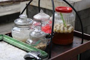 wedang ronde tangyuan, un' tradizionale bevanda introdotto di il Cinese e di nome di il olandese, è generalmente venduto utilizzando un' trasporto polo. foto