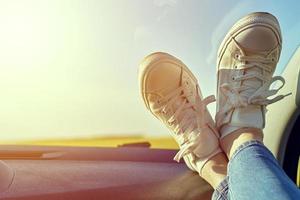 donna piedi nel scarpe da ginnastica su auto Pannello. viaggio su strada e la libertà viaggio concetto foto