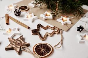 sfondo con di legno Natale decorazioni su bianca sfondo foto