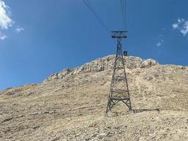 alto voltaggio energia Linee Torre nel montagne. energia consegna sfondo. efficiente elettricità consegna concetto. nebbioso tempo metereologico con nuvoloso cielo foto