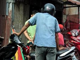 pekanbaru, Indonesia - dicembre 04, 2022 un' numero di persone chi siamo a un' motociclo riparazione negozio per riparazione loro le moto foto