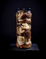 sottaceto funghi nel un' bicchiere vaso . salato fatti in casa funghi . rustico cibo . foto