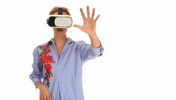 bella carino eccitato femmina nel vr cuffia guardare su e provando per toccare oggetti nel virtuale la realtà foto