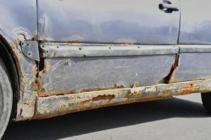 arrugginito vecchio auto danneggiato di corrosione foto