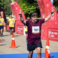 nuovo delhi, India - ottobre 16 2022 - vedanta delhi metà maratona gara dopo covid nel quale maratona partecipanti di per attraversare il finire linea, delhi metà maratona 2022 foto