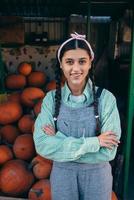 contadino donna vende autunno zucca raccogliere a il mercato foto