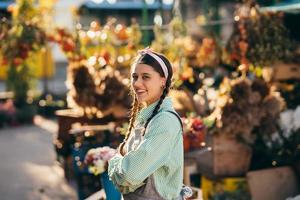 contento contadino donna nel denim tuta da lavoro sorridente Cordiali saluti mentre in posa. foto