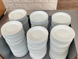 molti pile di bianca ceramica piatti pulito lavato nel un' bar nel il cenare camera nel un' bar veloce cibo ristorante foto