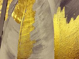 struttura, 3d sfondo. il Immagine è applicato su il tela con grigio dipingere e oro foglia. brillare di artificiale Materiale, spazzola colpi nel il modulo di foglie, natura motivo foto