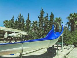 blu plastica acqua diapositiva per acqua gli sport e divertimento nel il divertimento Parco acquatico per bambini e adulti nel il tropicale ricorrere nel il Hotel foto