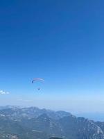 non identificato paracadutista, paracadutista su blu cielo foto