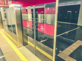 metropolitana passaggio nel il metropolitana. il tunnel è protetta di trasparente plastica muri. sicurezza di viaggiatori a partire dal caduta su il treno linea foto