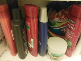 kiev, Ucraina - dicembre 10, 2022 shampoo e altro igiene prodotti nel il appartamento foto