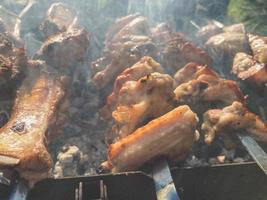 appetitoso pezzi di grigliato carne. barbecue con gli amici. cibo su il griglia. spiedini con succoso, appetitoso carne. naturale cibo, grigliato Maiale spiedini foto